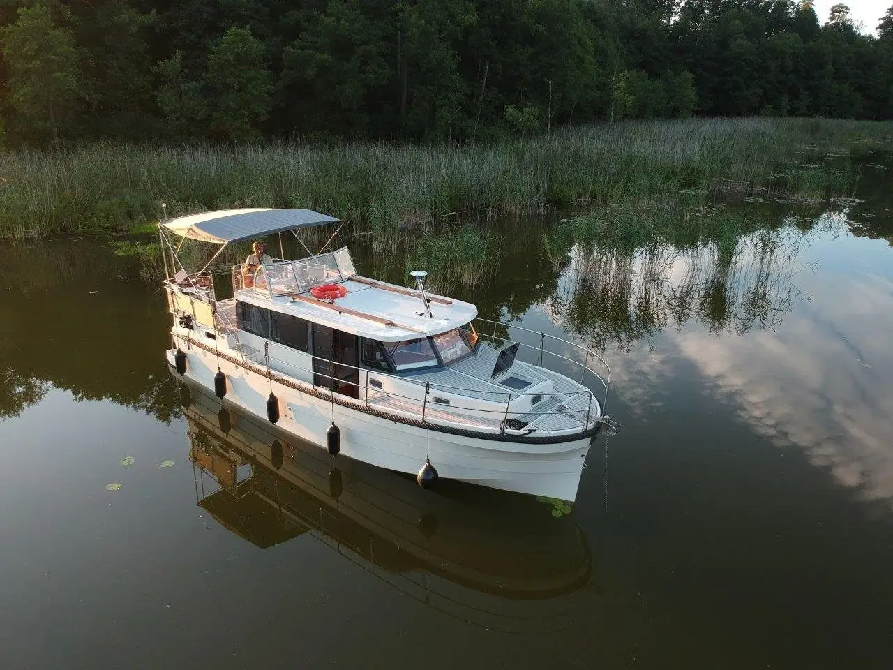 Marim 33 Motorboot auf ruhigem Wasser