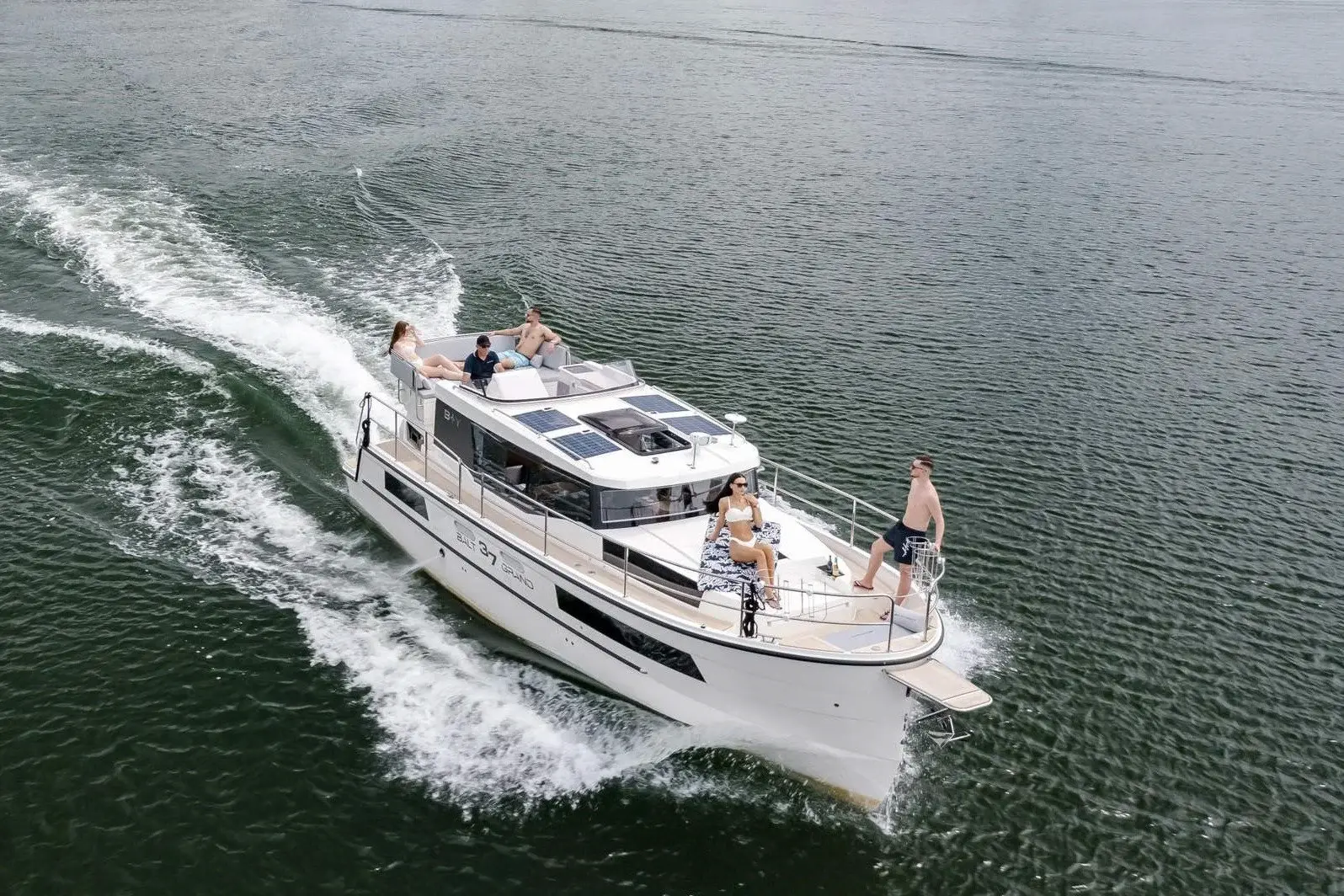 Balt 37 Grand auf dem Wasser mit Passagieren