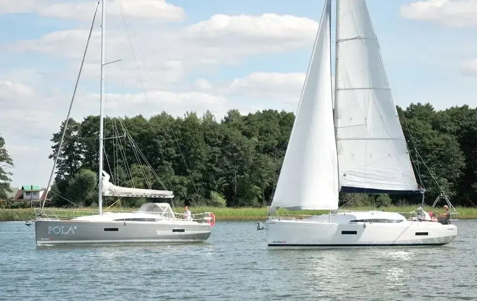 Zwei Segelboote auf dem Wasser