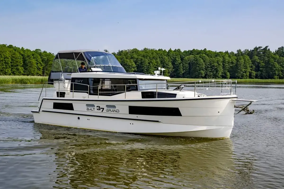 Motorboot auf dem Wasser
