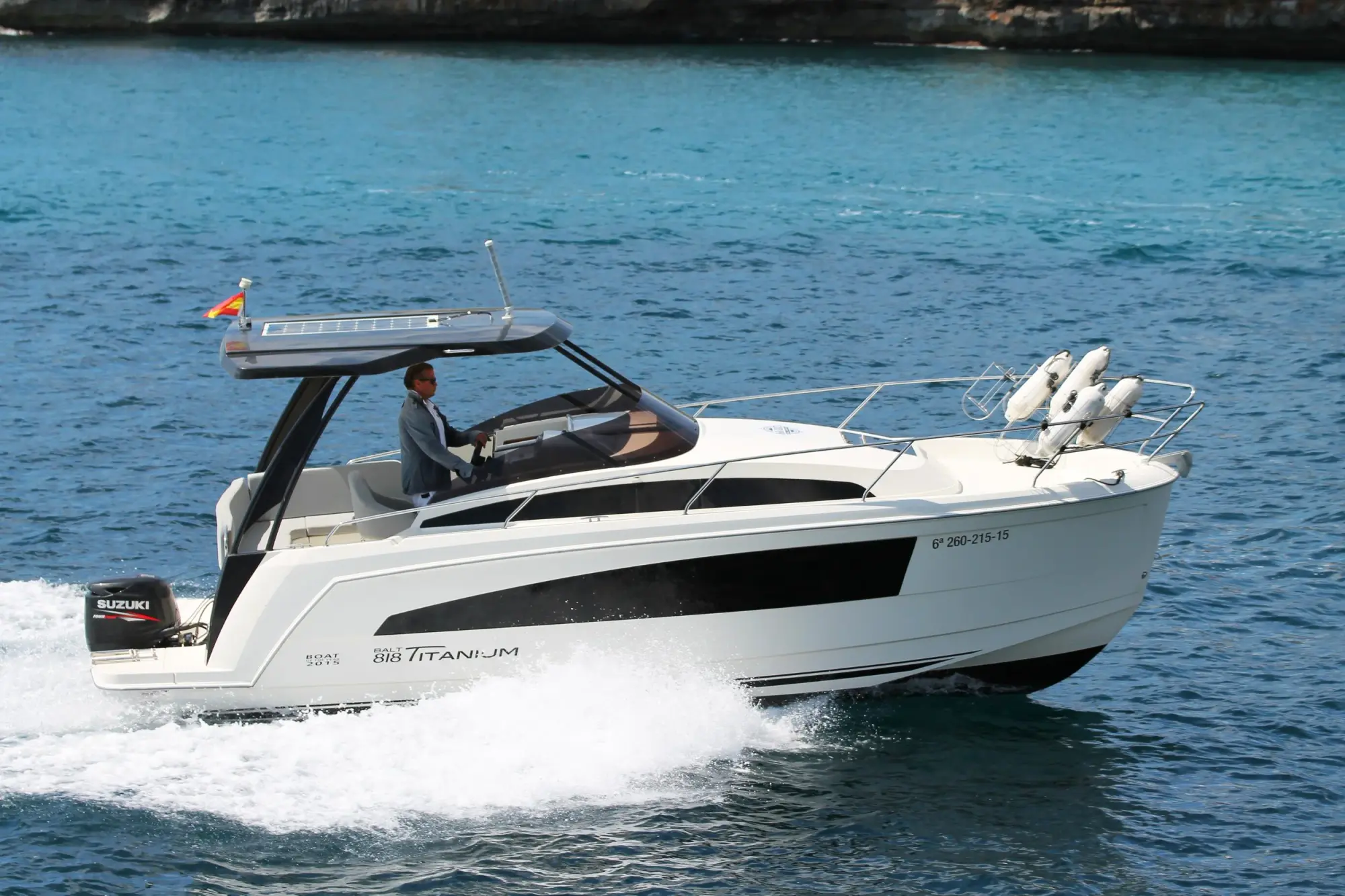Motorboot Fahrt auf blauem Wasser